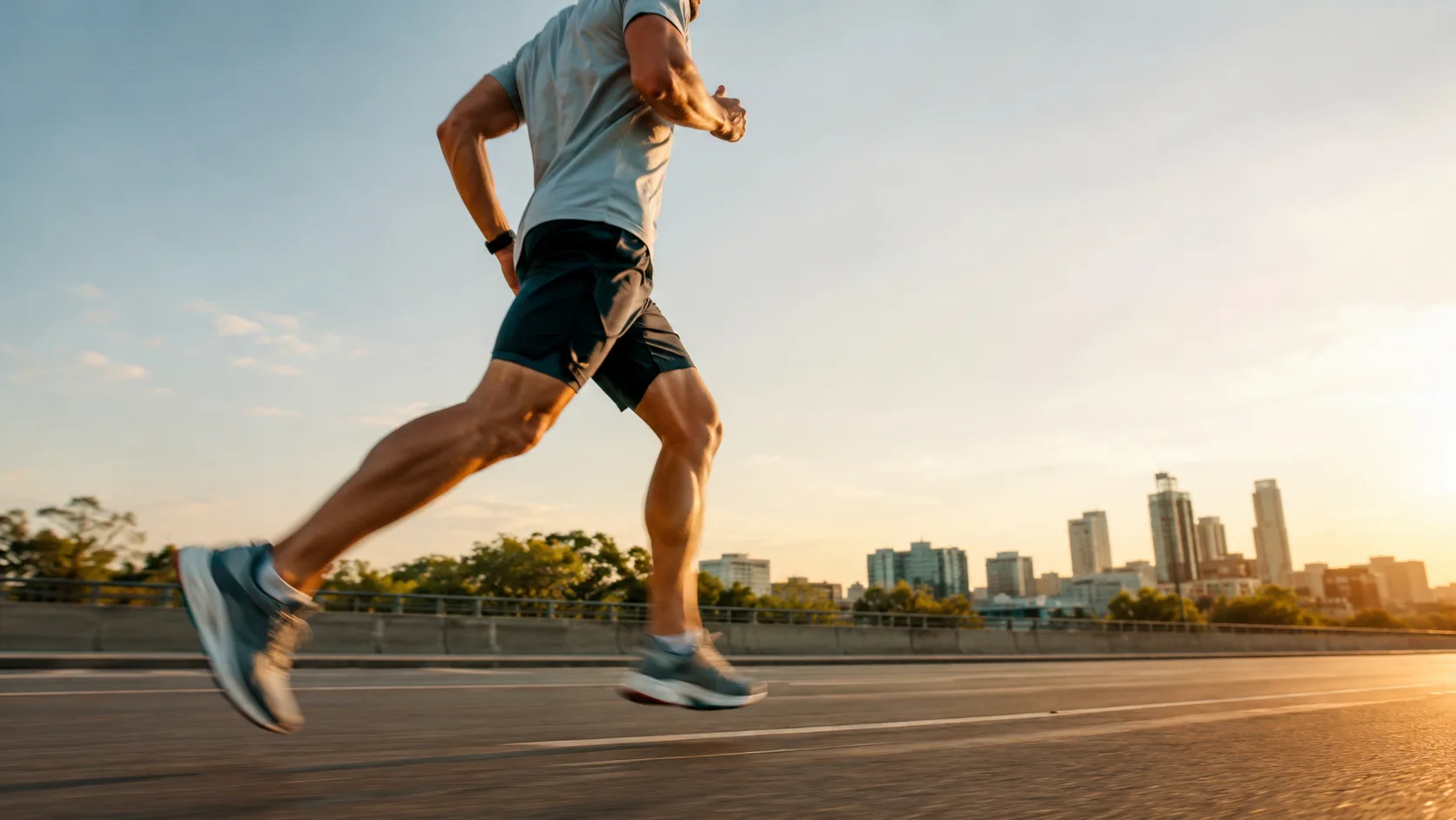 Corredora entrenando por una calle de la ciudad al amanecer