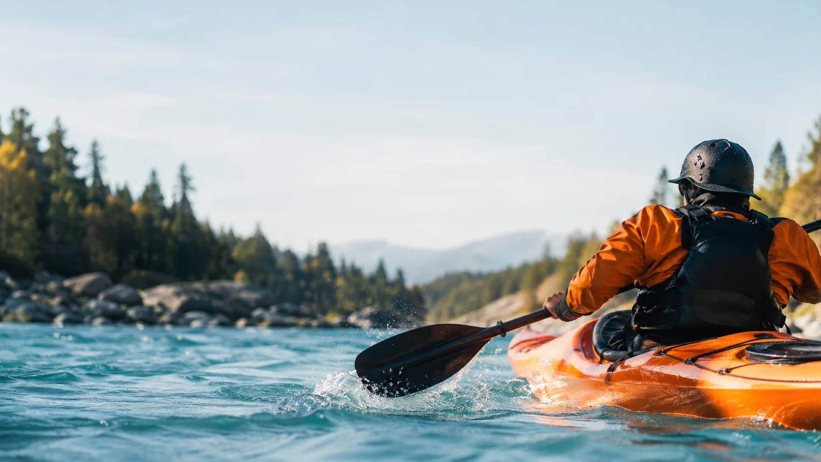 Familia remando juntos en kayak por aguas tranquilas