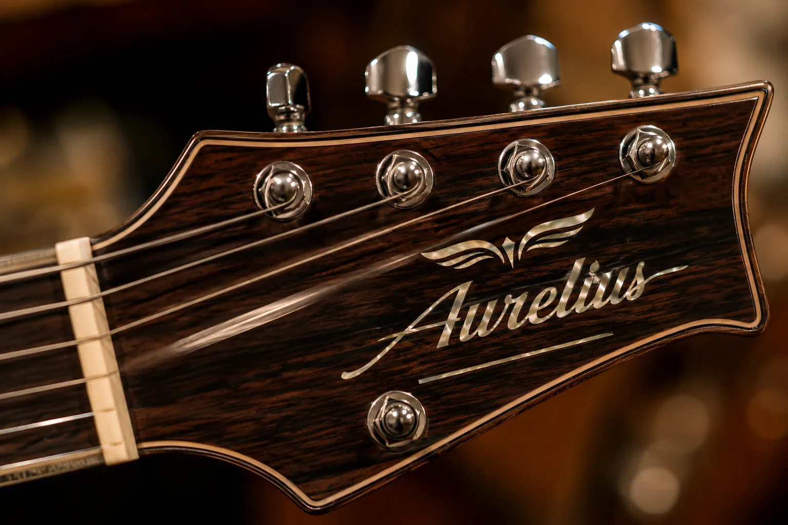 Primer plano del clavijero de una guitarra