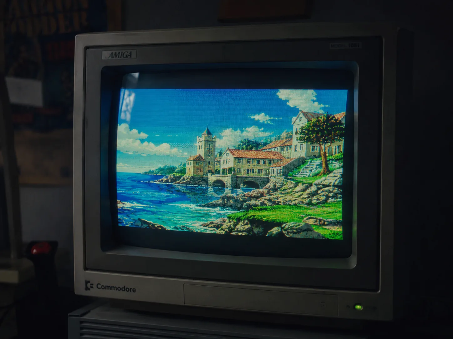 Plano cercano de un monitor CRT vintage mostrando una escena de pixel-art con líneas de barrido y un suave brillo de fósforo en una habitación oscura